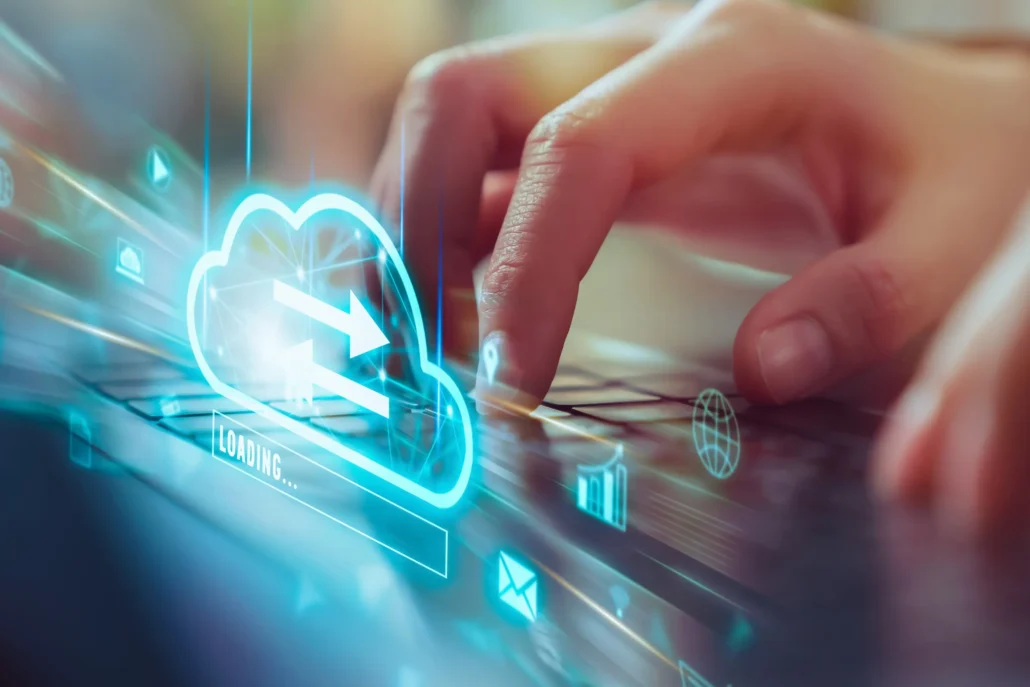 Cloud-Computing-Technologie, Hand mit Laptop mit Daten-Upload auf Cloud-Speicher