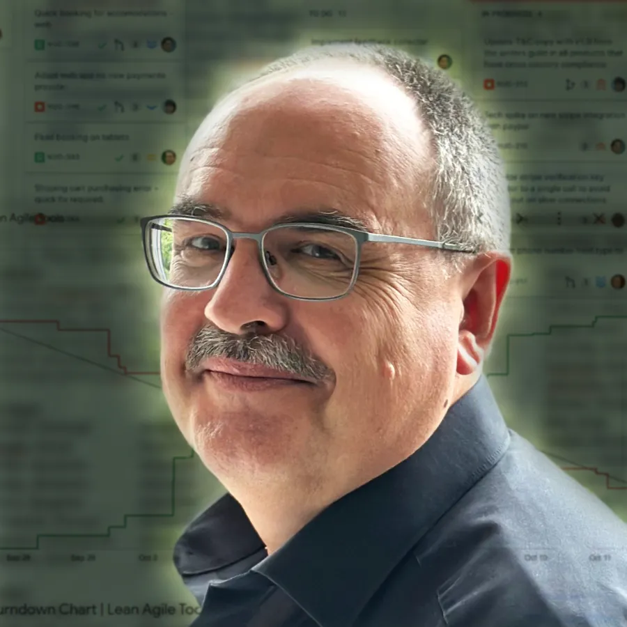Porträt eines Projektleiters mit Analyse- und Projektmanagementsoftware im Hintergrund.