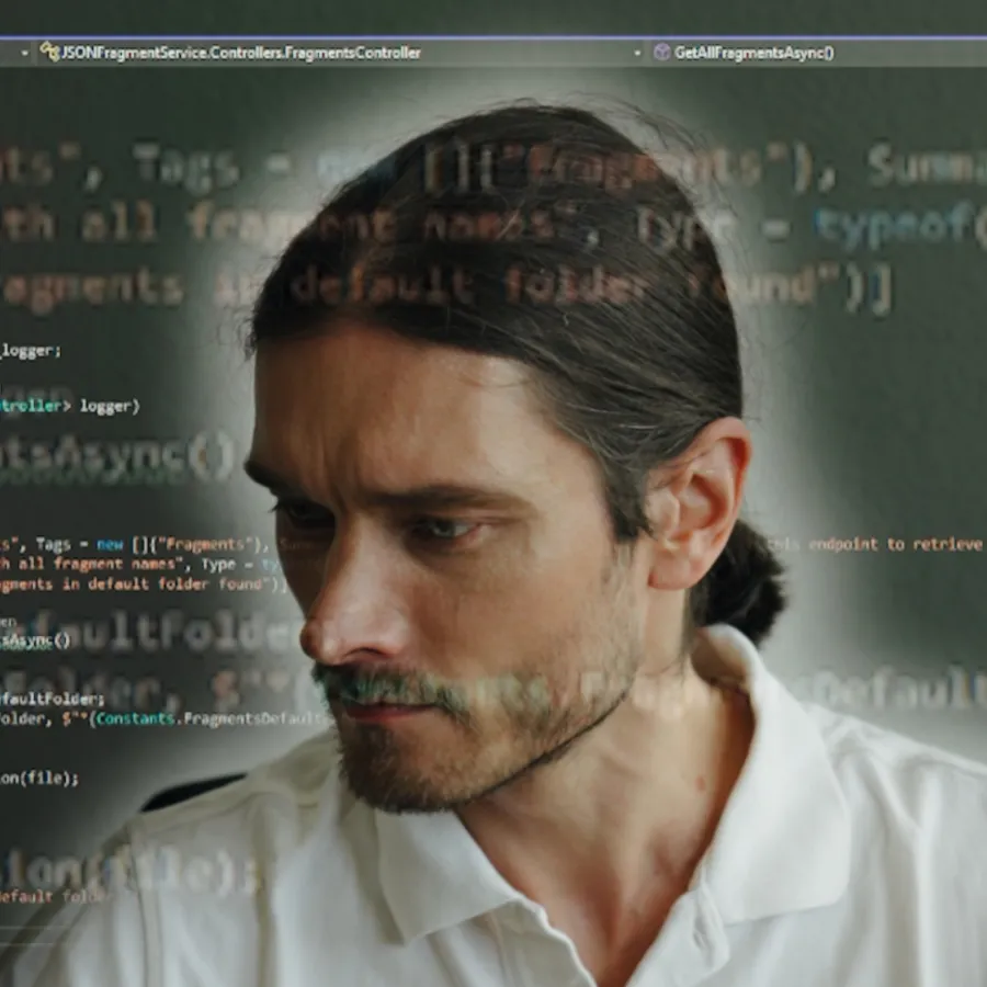 Porträt eines konzentrierten Softwareentwicklers mit Codezeilen im Hintergrund.