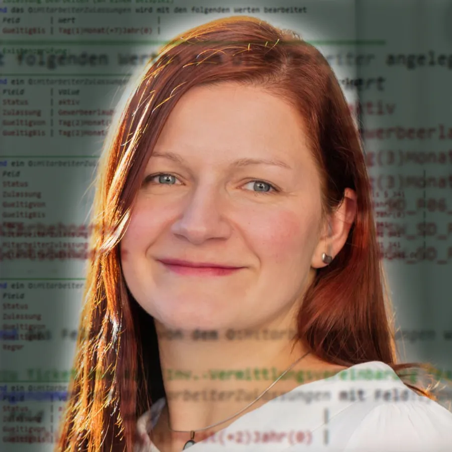 Porträt einer Softwaretesterin mit Codezeilen im Hintergrund.